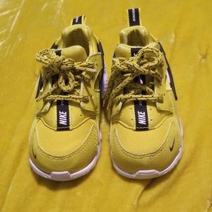 Nike Shoes - Nike hurauche's Nike Shoes - Nike hurauche's